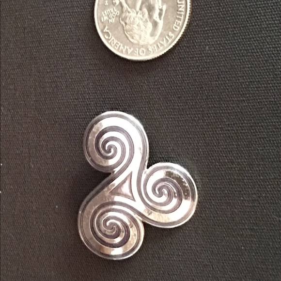 Celtic triskelion swirl pin silver - Picture 1 of 3
